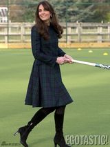 组图：英国王妃亮相母校打曲棍球英气十足