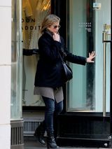 组图：詹妮弗午餐神情严肃似有心事 未婚夫紧随