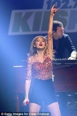 组图：斯威夫特红色水钻装美艳登台 献唱圣诞摇滚之夜