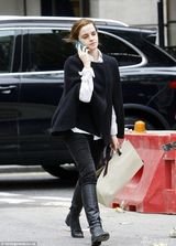 组图：艾玛沃特森黑斗篷伦敦血拼 素颜清新袭人