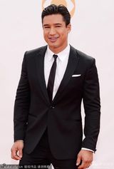 组图：艾美红毯男星马里奥·洛佩兹灿笑迷人