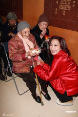 组图：邝美云带两爱犬访老人院 派披肩叉烧送温暖