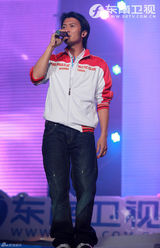 高清图：谢霆锋西安献唱劲爆榜 爱的手势吻别歌迷