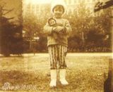 组图：王菲与母亲罕见合影 童年萌照显精灵