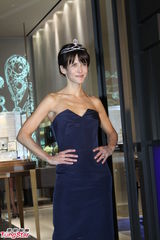 组图：苏菲玛索露排骨胸 嘟嘴搞怪获品牌高层吻手