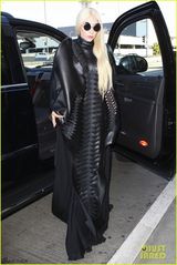 组图：Lady Gaga昆虫装亮相 满身褶子造型骇人