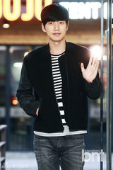 组图：朴海镇缺席《星星》庆功 独办记者会