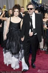 组图：大导演蒂姆-伯顿与女友海伦娜亮相