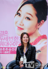 组图：韩片《高龄化家族》发布 孔孝真变潮妈