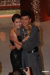 组图：胡杏儿喜获视后泪洒现场 黄宗泽拥抱庆贺