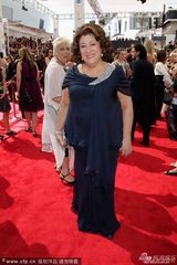 组图：玛格-马丁戴尔身材肥硕亮相艾美红毯