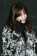 组图：金亚中会影迷 朱元嘟嘴卖萌抱粉丝