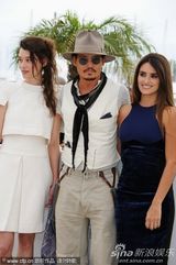 高清组图：德普宣传《海盗4》 佩内洛普紧身裙性感