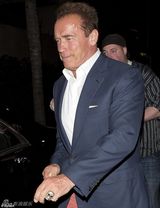 组图：斯瓦辛格与新欢共进晚餐 女方家人护驾