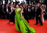组图：戛纳开幕红毯众星争艳 深V爆乳透视美背