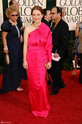 高清图：朱莉安-摩尔桃红色礼服不对称设计引人注目