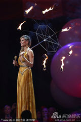 组图：海蒂-克鲁姆遭两猛男露屁股蛋“夹击”