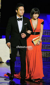 组图：首尔电视剧颁奖 李彩英性感装秀傲人双峰