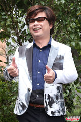 组图：王俊杰抵房发新片 情人节唱情歌遥祝老婆