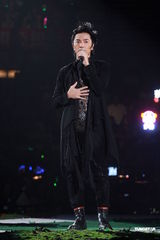 组图：郑伊健开唱遭催婚 女友蒙嘉慧到场欣赏