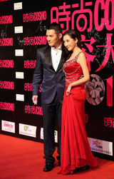 组图：严宽杜晓婷携手出席活动 粉丝献花送祝福