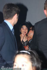 幻灯图：张曼玉烟不离手 与老外拥抱贴面秀美背