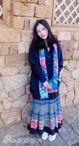 幻灯图：熊乃瑾丽江写真素颜出镜 宛若山水精灵