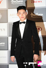 组图：釜山电影节开幕 刘亚仁面带微笑亮相