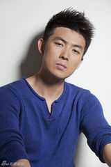 组图：型男雷雷全新写真气质忧郁