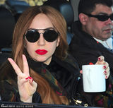 组图：Gaga黑丝红唇风骚 与粉丝合影比出剪刀手
