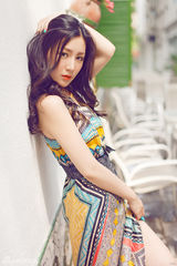 组图：刘梓妍卷发长裙拍摄唯美写真