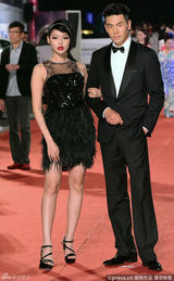 组图：殷琦透视黑色羽毛裙野性张扬