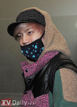 组图：韩团EXO-M与INFINITE赴菲律宾亮相机场