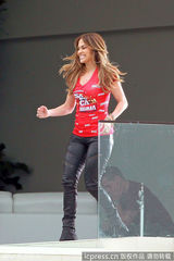 组图：洛佩兹拍新歌MV甩发热舞 与小男友拥抱激吻