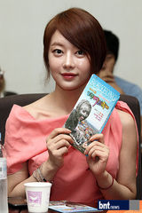 组图：裴涩琪等出席第15届保宁泥浆节活动