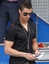 组图：C罗与超模女友沙伊克网球赛恩爱吃手指