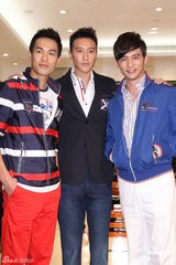 组图：王阳明出席品牌活动 获温升豪赞身材好