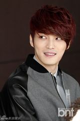 组图：JYJ为慈善捐款 金在中休闲皮装亮相代表