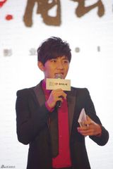 组图：大左主持显专业形象 与邓超孙俪谈笑风生