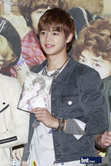 组图：韩团SHINee出席新碟《Sherlock》粉丝签名会