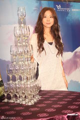 组图：陈绮贞演唱会加场顺利落幕 开香槟庆功