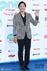 组图：神话李孝利等亮相20代选择颁奖礼蓝地毯