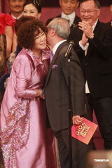 组图：李司棋获万千光辉演艺大奖 所有演员上台致敬