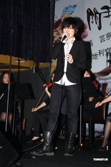 组图：张芸京新书创佳绩 穿燕尾服奏交响乐