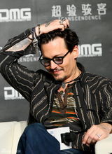 组图：德普北京宣传新片 获萌娃热吻愿定居中国