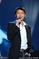 组图：谢霆锋献唱演唱会 蔡依林露胸垫上下走光