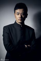 组图：姚卓君复古西装写真 眼神犀利年代感强