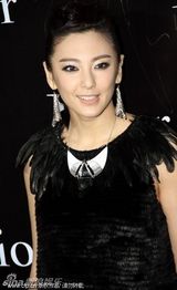 组图：张雨绮黑裙妩媚优雅 大S婚期临近谈笑风生