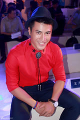 组图：李晨浩红装亮相跨界盛典款型十足