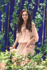 组图：范玮琪为公益歌曲拍摄MV 个唱邀吴佩慈站台